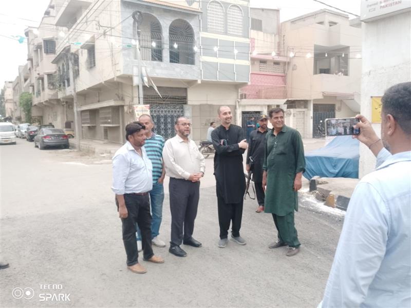 DG KDA Syed Shujaat Hussain is overseeing the road carpeting around Imambargah Almohsin to benefit the community. 