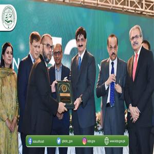 Chief Minister Sindh Syed Murad Ali Shah is seen presenting an award shield to DG KDA Syed Shujaat Hussain.