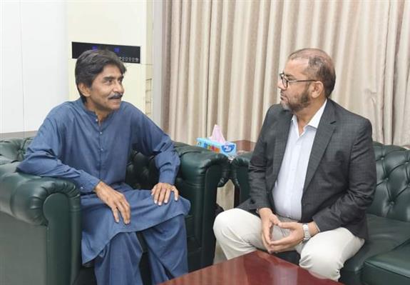 DG , KDA is meeting former captain of Pakistan cricket team. 