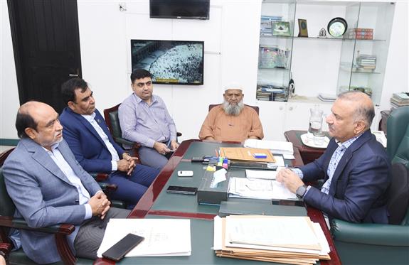 ڈائریکٹر جنرل ادارہ ترقیات کراچی آصف جان صدیقی سے آباد ایسوسی ایشن بلڈرز اینڈ ڈیولپرز کے وفد نے کے ڈی اے کے مرکزی دفتر سوک سینٹر میں ملاقات کی۔