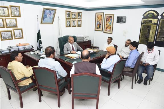 ڈائریکٹر جنرل ادارہ ترقیاتِ کراچی آصف جان صدیقی سے لوکل باڈیز رپورٹرز ایسوسی ایشن کے وفد نے سوک سینٹر میں ملاقات کی۔