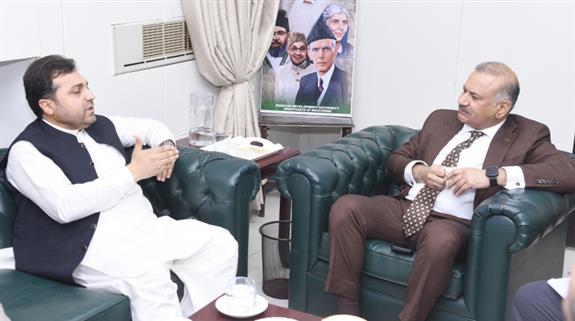 ڈائریکٹر جنرل ادارہ ترقیات کراچی آصف جان صدیقی سے ڈائریکٹر جنرل ادارہ ترقیات کوئٹہ اورنگزیب کاسی نے کے ڈی اے سوک سینٹر میں ملاقات کی۔