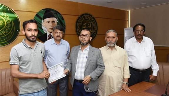 Director General Karachi Development Corporation Syed Shujaat Hussain presented the educational certificates to the successful students of various universities including Karachi NED University in IT Intership 2020 session 2 and 3.