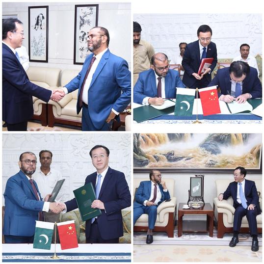 Director General Karachi Development Authority Syed Shujaat Hussain and Chinese Consul General Yang Yundong are signing a Memorandum of Understanding (MoU).