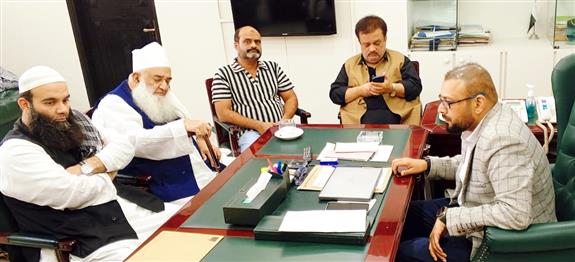 ڈائریکٹر جنرل ادارہ ترقیات کراچی سے مولانا تنویر الحق تھانوی کی سوک سینٹر میں ملاقات