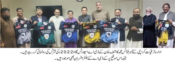 Member Finance KDA Mohammad Kashif Khan is displaying the shirts of the KDA Sports Gala 2022.